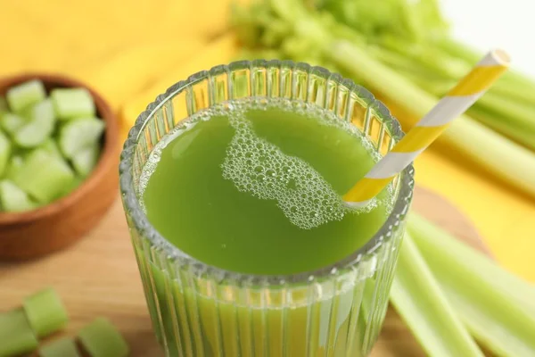 Bicchiere Delizioso Succo Sedano Verdure Tavola Legno Primo Piano — Foto Stock