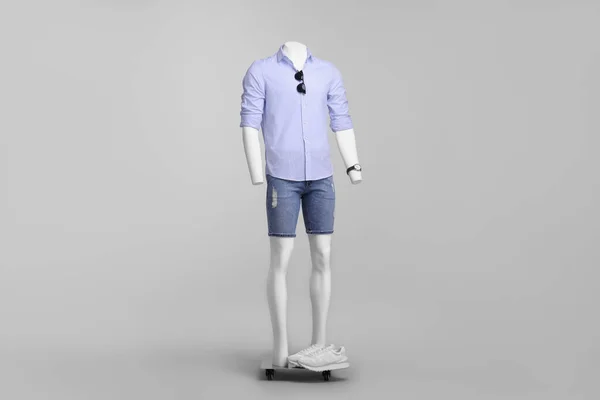 Maniquí Masculino Vestido Con Camisa Elegante Pantalones Cortos Mezclilla Sobre — Foto de Stock