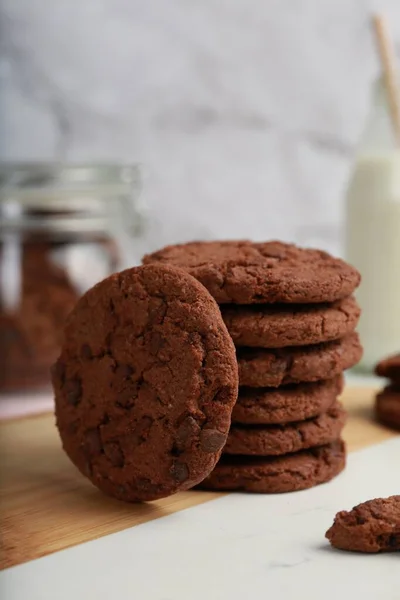 Tasty Chocolate Cookies Wooden Board Closeup — Stock Photo, Image