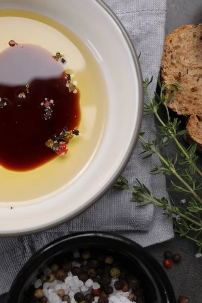 Mangkuk Cuka Balsamik Organik Dengan Minyak Rempah Rempah Dan Roti — Stok Foto