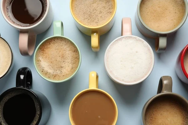 Açık Mavi Masa Üzerinde Aromatik Kahve Ile Birçok Farklı Fincan — Stok fotoğraf