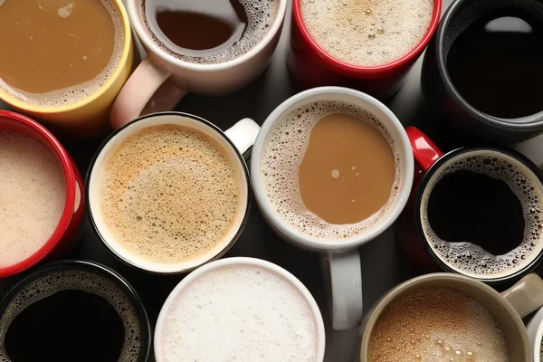 Gri Masa Üzerinde Aromatik Kahve Ile Birçok Farklı Fincan Düz — Stok fotoğraf