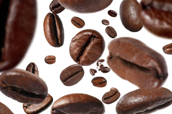 Geröstete Kaffeebohnen Fallen Auf Weißem Hintergrund — Stockfoto