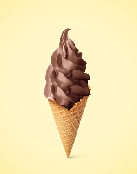 米色背景的酥脆圆锥巧克力冰淇淋味道鲜美 — 图库照片