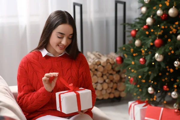 Mulher Sorrindo Presente Abertura Perto Árvore Natal Dentro Casa — Fotografia de Stock