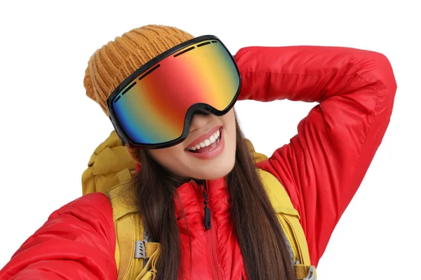 Χαμογελαστή Γυναίκα Γυαλιά Του Σκι Που Βγάζει Selfie Λευκό Φόντο — Φωτογραφία Αρχείου