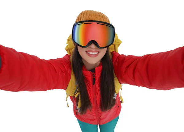 Kar Gözlüklü Gülümseyen Kadın Beyaz Arka Planda Selfie Çekiyor — Stok fotoğraf