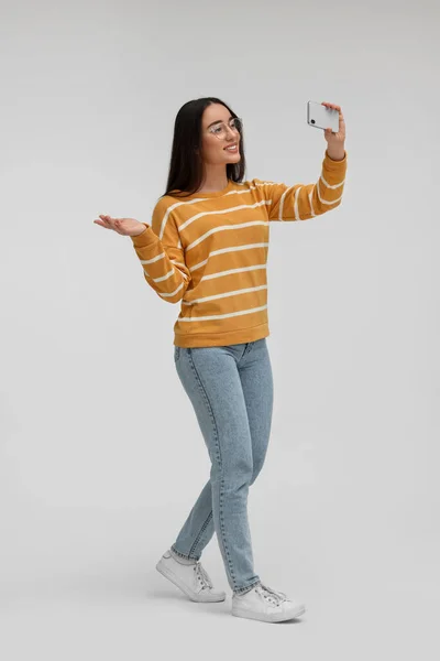 Uśmiechnięta Młoda Kobieta Robi Selfie Smartfonem Białym Tle — Zdjęcie stockowe