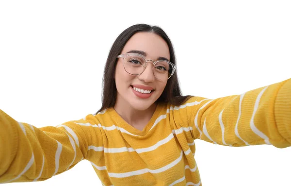 Uśmiechnięta Młoda Kobieta Robi Selfie Białym Tle — Zdjęcie stockowe