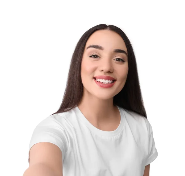 Χαμογελαστή Νεαρή Γυναίκα Που Βγάζει Selfie Λευκό Φόντο — Φωτογραφία Αρχείου