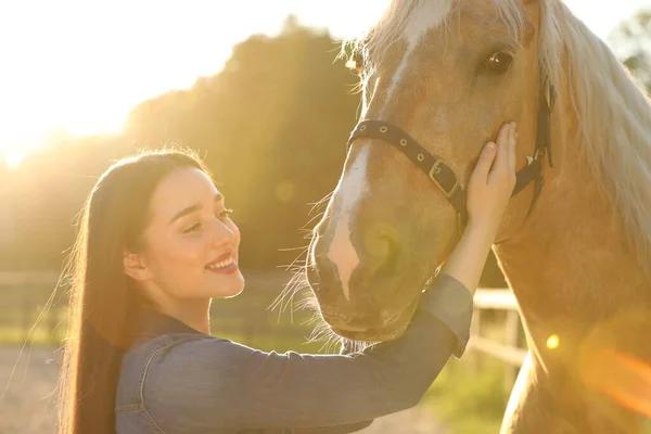 美丽的女人 阳光明媚的时候带着可爱的马在户外 可爱的家养宠物 — 图库照片