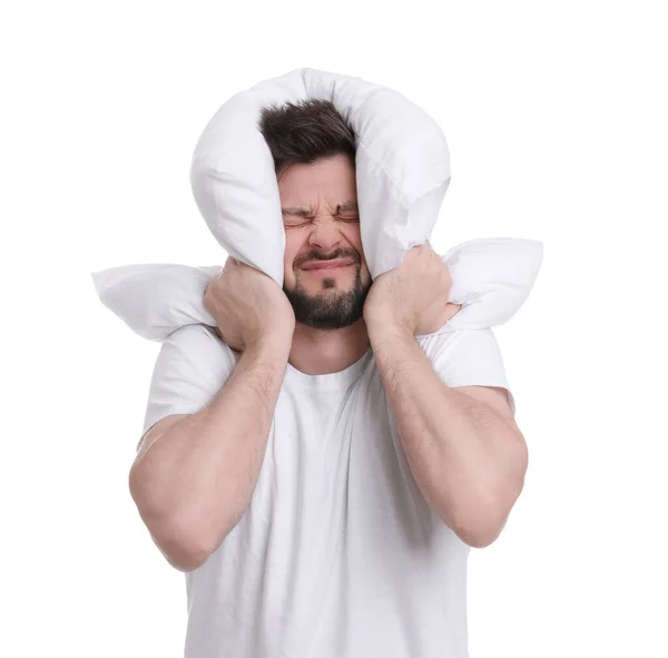 Κουρασμένος Άνθρωπος Καλύπτει Αυτιά Μαξιλάρι Λευκό Φόντο Πρόβλημα Αϋπνίας — Φωτογραφία Αρχείου