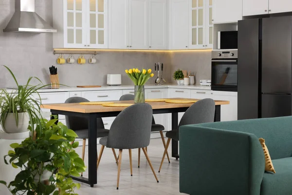 Ambiente Primaveral Elegante Interior Cocina Con Muebles Cómodos Ramo Hermosos — Foto de Stock