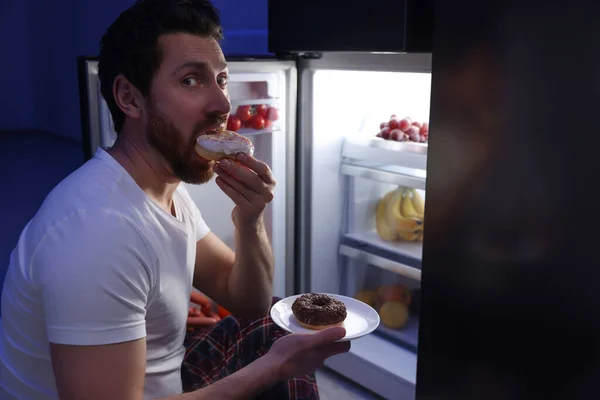 Homem Comendo Donuts Perto Geladeira Cozinha Noite Mau Hábito — Fotografia de Stock