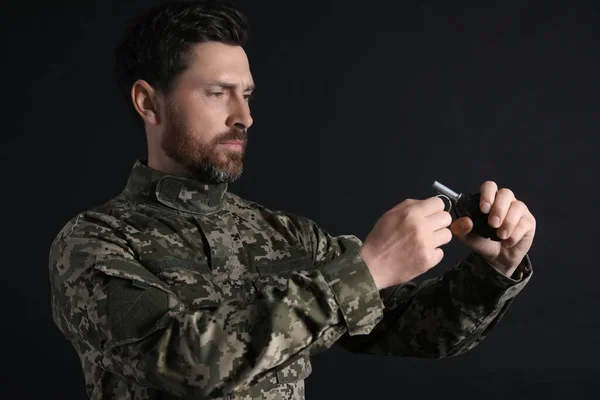 Στρατιώτης Βγάζει Την Περόνη Ασφαλείας Από Χειροβομβίδα Μαύρο Φόντο Στρατιωτική — Φωτογραφία Αρχείου