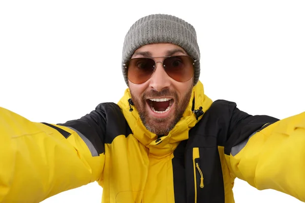 Glimlachende Man Hoed Zonnebril Het Nemen Van Selfie Witte Achtergrond — Stockfoto