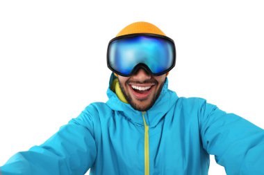 Kar gözlüklü gülümseyen genç adam beyaz arka planda selfie çekiyor.