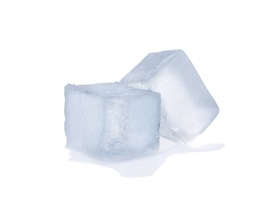 Beyaz üzerinde kristal berrak buz küpleri