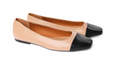 Beyaz arkaplanda yeni moda kare parmak bale ayakkabıları.