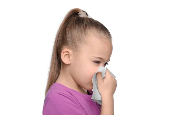 Menina Doente Soprando Nariz Tecido Fundo Branco Sintomas Frios — Fotografia de Stock