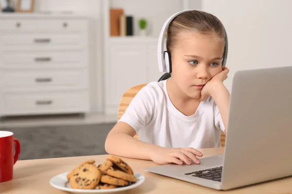 Menina Fones Ouvido Usando Laptop Mesa Dentro Casa Espaço Para — Fotografia de Stock