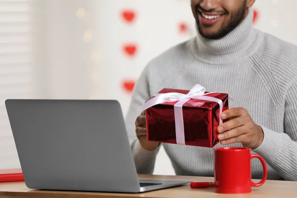 Valentine Day Celebration Long Distance Relationship Man Holding Gift Box — Fotografia de Stock