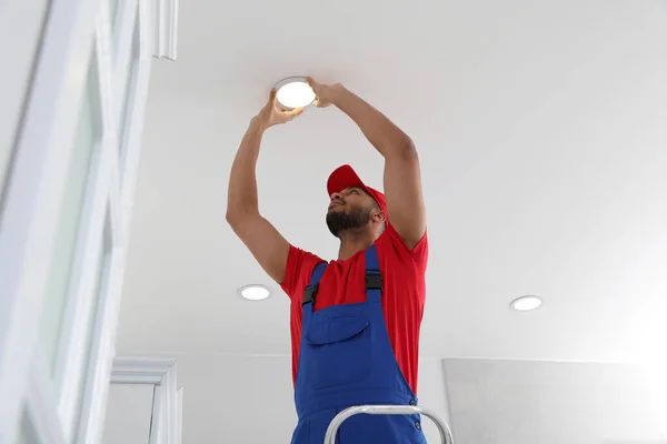 Eletricista Reparando Lâmpada Teto Dentro Casa Visão Baixo Ângulo — Fotografia de Stock