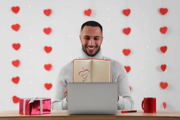 Uzun Mesafeli Ilişkide Sevgililer Günü Kutlaması Adam Içeride Bilgisayarla Kız — Stok fotoğraf