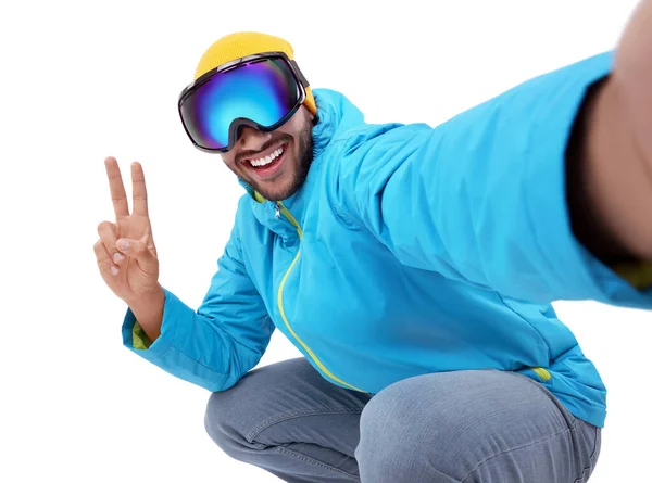 笑顔若いです男でスキーゴーグル取ります自画撮りとショーピースサインオンホワイト背景 — ストック写真