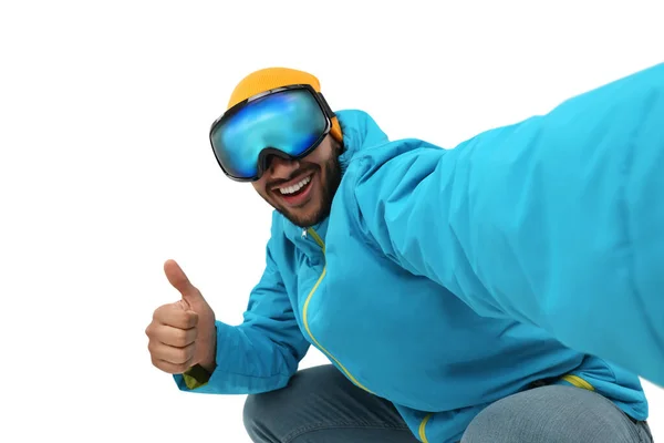 Jovem Sorridente Óculos Esqui Tirando Selfie Mostrando Polegares Fundo Branco — Fotografia de Stock
