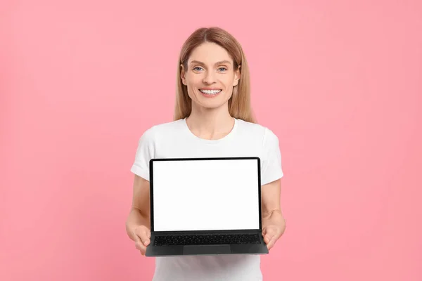 Donna Felice Mostrando Laptop Sfondo Rosa — Foto Stock
