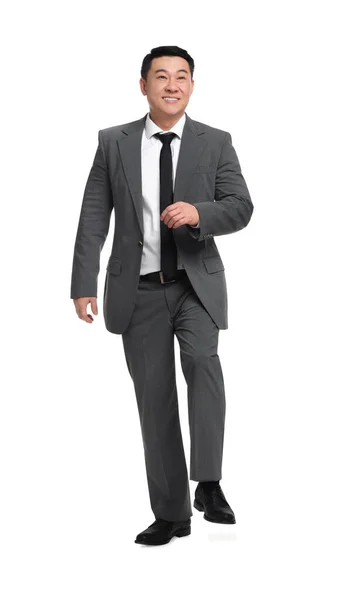 白地を歩くスーツ姿のビジネスマン — ストック写真
