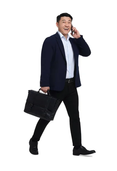 白い背景を歩くブリーフケース付きスーツのビジネスマン — ストック写真