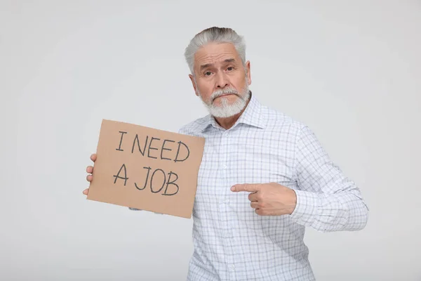 Безробітний Старший Чоловік Вказує Картонний Знак Фразою Мені Потрібна Робота — стокове фото