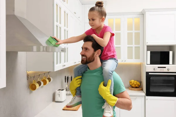 Bahar Temizliği Baba Kızı Birlikte Mutfağı Temizliyorlar — Stok fotoğraf