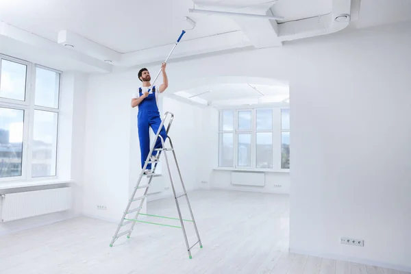 Handyman Schilderen Plafond Met Roller Trap Ladder Kamer — Stockfoto