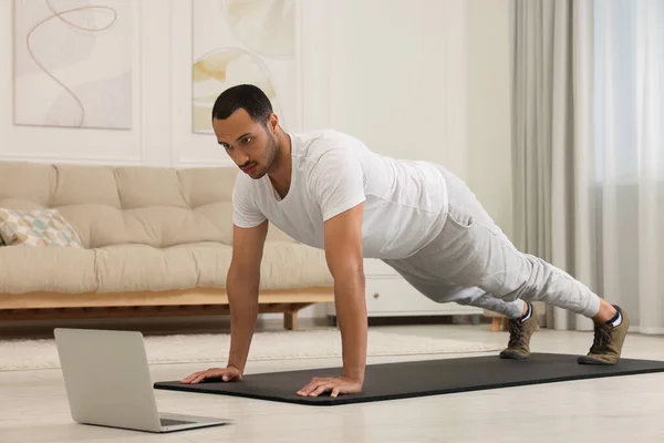 Man Doet Ochtendtraining Fitness Mat Buurt Laptop Thuis — Stockfoto