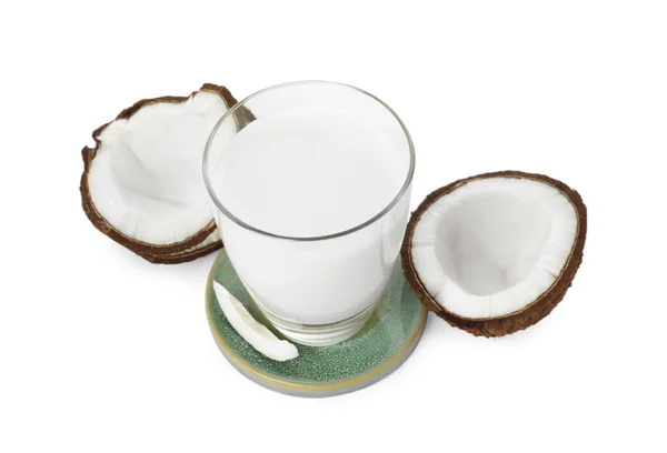 Ποτήρι Νοστιμότατο Γάλα Καρύδας Και Καρύδες Απομονωμένες Λευκό — Φωτογραφία Αρχείου