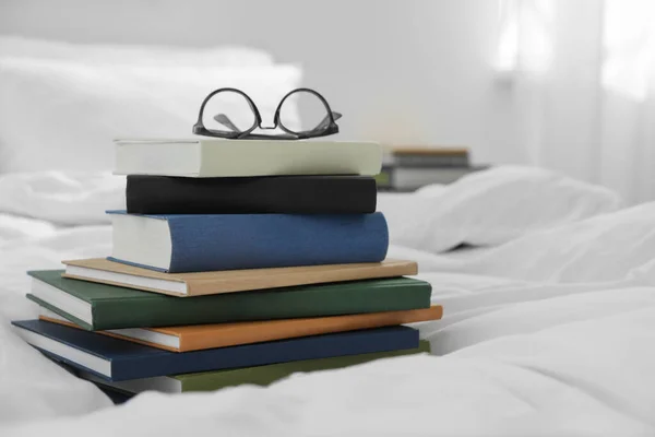 Hardcover Bücher Und Brillen Bett — Stockfoto