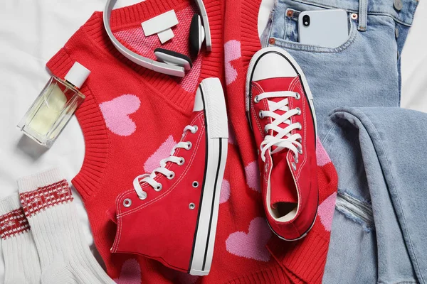 Een Paar Stijlvolle Rode Schoenen Kleding Smartphone Witte Stof Plat — Stockfoto