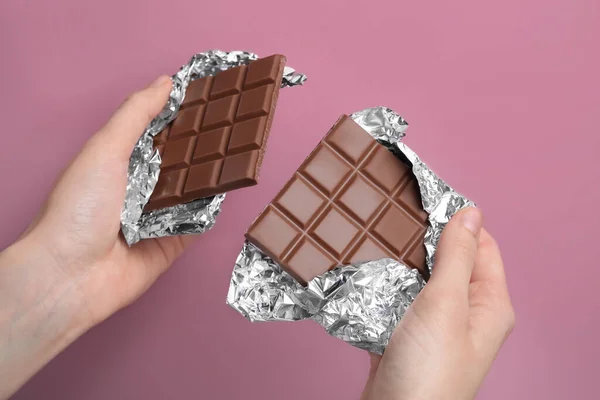 Kezében Részei Finom Csokoládé Bár Rózsaszín Háttér Közelkép — Stock Fotó