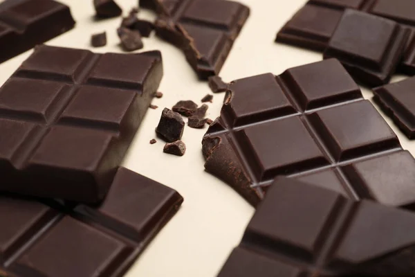 Bej Arka Planda Lezzetli Çikolata Parçaları Yakın Plan — Stok fotoğraf
