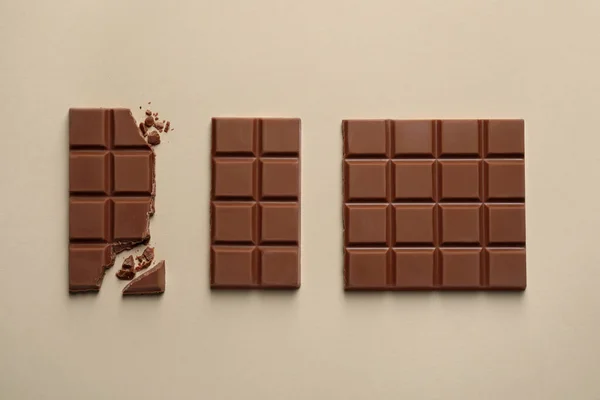 Νόστιμο Σπασμένο Σοκολάτα Μπαρ Μπεζ Φόντο Επίπεδη Lay — Φωτογραφία Αρχείου