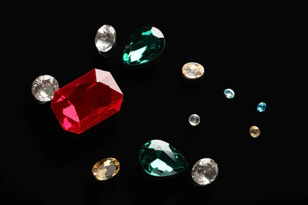 Permata Yang Berbeda Indah Untuk Perhiasan Latar Belakang Hitam Berbaring — Stok Foto