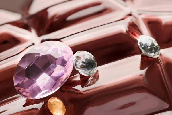 Různé Krásné Drahokamy Pro Šperky Povrchu Barevného Zrcadla Detailní Záběr — Stock fotografie
