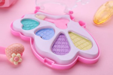 Çocuklar için dekoratif kozmetik. Pembe arka planda göz farı paleti, yakın plan.
