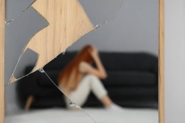 Zihinsel sorunlar. Kırık aynadaki depresif kadının bulanık yansıması