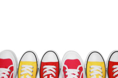 Sarı ve kırmızı klasik eski moda spor ayakkabılar beyaz, üst görünümde izole