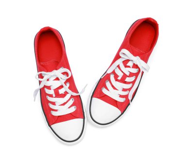 Bir çift kırmızı klasik eski moda spor ayakkabısı beyaz, üst görünümde izole