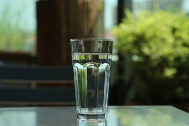 İçerideki masada bir bardak temiz su.